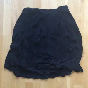 Skön vippig svart kjol