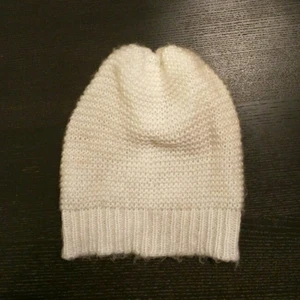  - Benvit mössa från Ginatricot