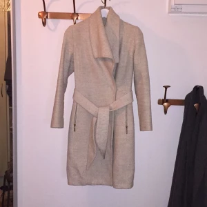  - Beige kappa, väl använd. Jättesnygg passform. Kan fräschas upp på egen hand och bli fin igen då jag tidigare gjort det själv. Köpt på Mango 