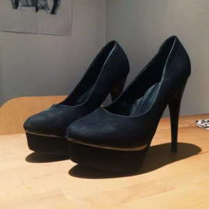  - Höga svarta klackar på 12 cm. Dessa är använda 1 gång. Säljer dom pga att de är förstora.