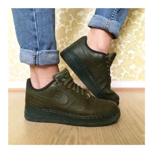  - Nike Air Force One special edition Milano
Oanvända 
Mörkgröna 