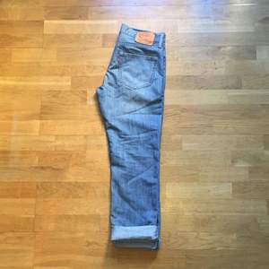Ett par Levis 511 slim fit jeans i perfekt skick, har aldrig tvättats. Inget fel, jag gick ner i vikt bara. Köparen betalar frakt, tar emot Swish betalning. 