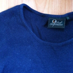  - 💙Superfin tröja som följer kroppen smickrande💙

• Storlek: Medium 
• Märke: Peak Performance
• Material: 100% bomull
• Skick: Använd men i superfint skick
• Övrigt: Inga skavanker 
• Frakt: 49kr