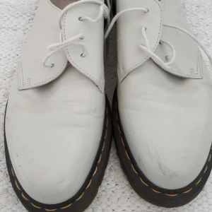  - The shoe says size 40 but it's more like a 41. 