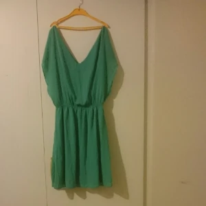  - Fint skick, Strl M-L. Klänningen är väldigt stretchig, vringad klänning med öppen rygg och chiffong material. Säljes pga viktnedgång. Förhandlingsbart! 