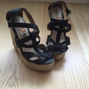  - Kilklacksskor, använda vid ett tillfälle. Jättefina! 