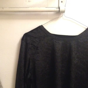  - Sammetströja.  Är självklart fruktansvärt mycket snyggare på än på galge 

