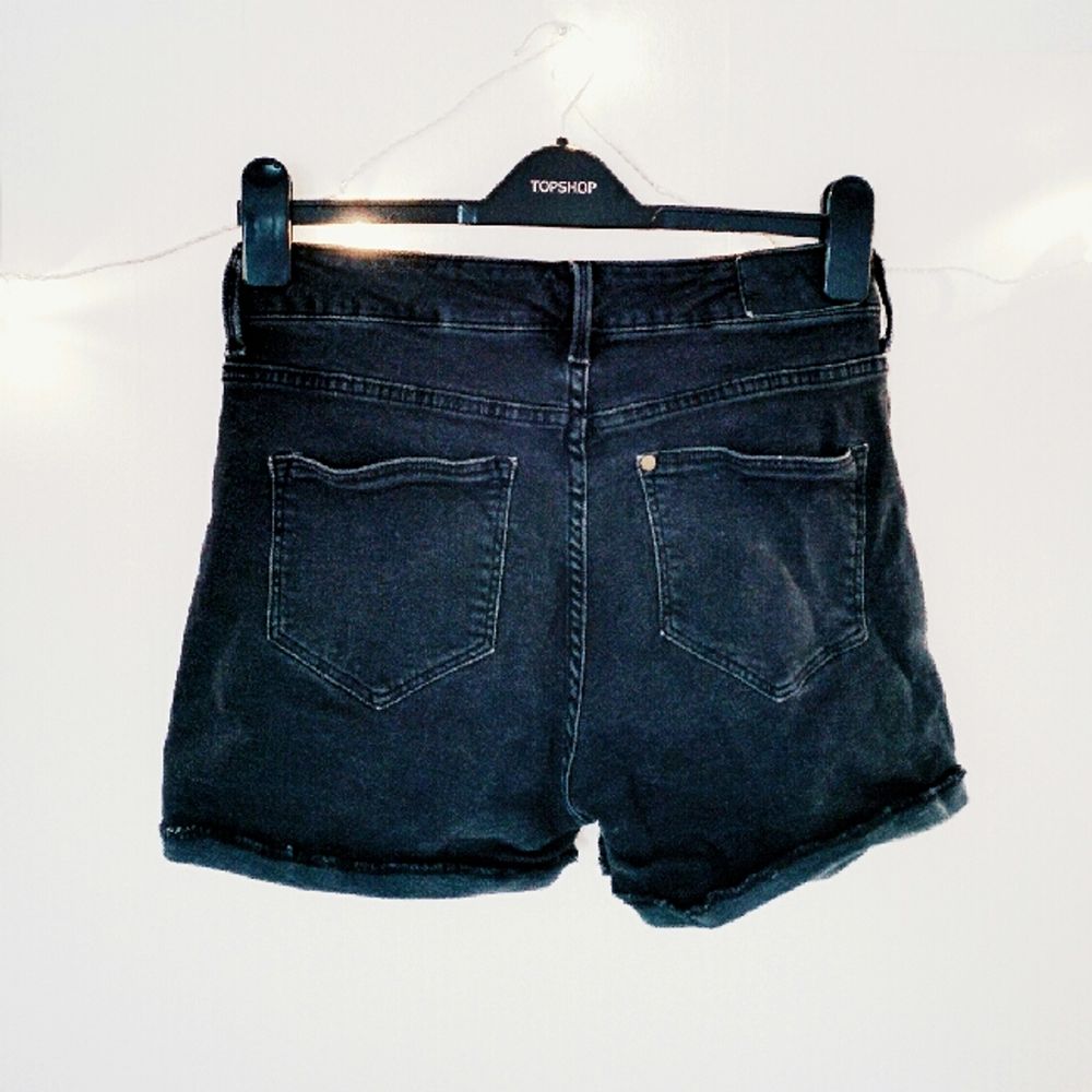 Svarta, korta jeansshorts i superstretchigt material. Världens skönaste verkligen, och sitter som en smäck! De är inte fransiga nedtill, de har en sydd kant som ska vara uppvikt egentligen :). Jeans & Byxor.
