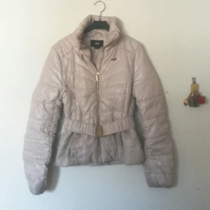  - Välanvänd vår/höst jacka från HM, passar strl 32-34. Inga hål eller liknande!