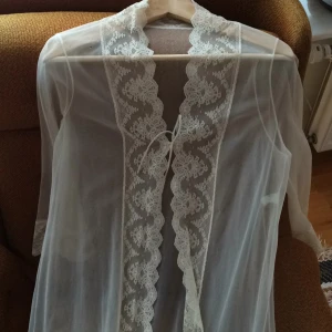 - Tunn kimono i skirt tyg och spetsdetaljer. 