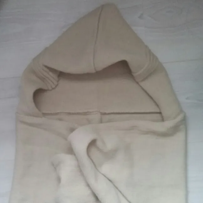 fin beige scoodie! en scoodie är en mix av en hoodie och scarf, alltså luva och halsduk. den går att snurra runt halsen 1-2 varv, inte så tjock, mjukt material och felfri! används sällan därför säljer jag den :). Accessoarer.