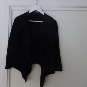  - En helt vanlig svart cardigan, passar till allt✨