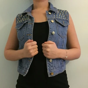  - Snygg väst med guldnitar vid axlarna Sänkt pris vid snabb affär!