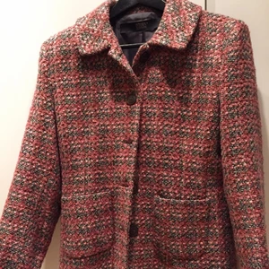  - En superhärlig vår/höst kavaj.💗🌸
Liten i storleken så det sitter lite oversize på en XS/S som syns på bild 3. Perfekt för en M. Säljes pga för få användningar. Frakt tillkommer 