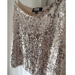  - Super fin topp ✨
Använd ett fåtal gånger, fint skick. 

Kan mötas upp eller skicka men köparen betalar frakt 💕