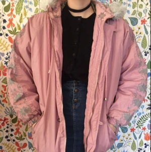  - KAXIG vinterjacka i frän rosa kulört 
Av bomull och polyester i storlek 170(stor barnstorlek, skulle säga runt S)
Från gamla tidens Kappahl....