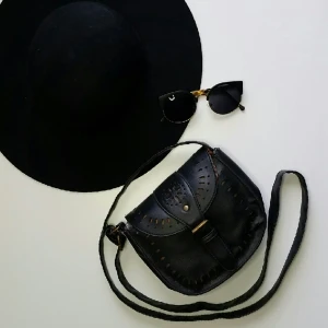  - Svart väska köpt i London i läder imitation med brun innefoder. 