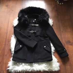  - Snygg, populär kappa från Zara med gulddetaljer och stor huva i fuskpäls. 

Kappan har använts sparsamt under en höst. Nypris 1800kr. 

