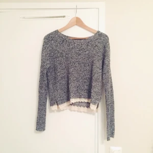  - Mysig stickad tröja köpt i NY. Fin spetskant vid underkanten! 💗 frakt tillkommer