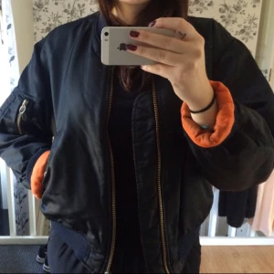  - klassisk bomberjacka. Ganska sliten. lite små lagade hål. Ser använd ut.
