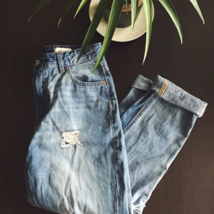  - Snygga bf jeans från Monki i storlek small, passar någon mellan 36-38. Använda 1 gång. 

❣Alla mina priser är INKLUSIVE PORTO. Annars finns kläderna att hämta i Kungsbacka, eventuellt Halmstad.❣
