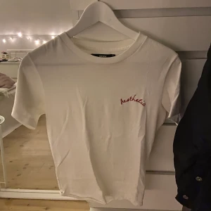 Snygg tröja med rött märke  - Tröja från bik bok