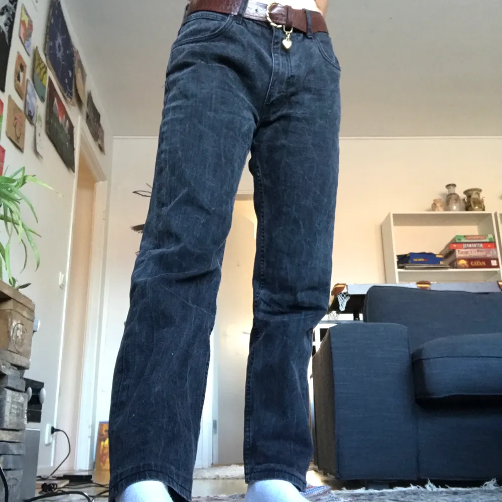 Snygga svarta jeans från Lee, materialet har den ”urtvättade” looken men är inte slitna alls😜🥰 sitter som en storlek M. Jeans & Byxor.