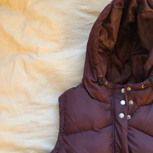 Väst - Mörkröd tjock väst med luva som aldrig kommit till användning! Stor i storleken men sitter som en S🌺 (Frakt tillkommer!!)Buda i kommentarerna💕