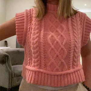STICKAD VÄST FRÅN ZARA - Köpte denna för ett nån vecka den, helt oanvänd (prislapp är kvar) säljer för att ja tycker den inte är min stil. För bättre bilder eller info kontakta mig. Köparen står för frakten😝😎