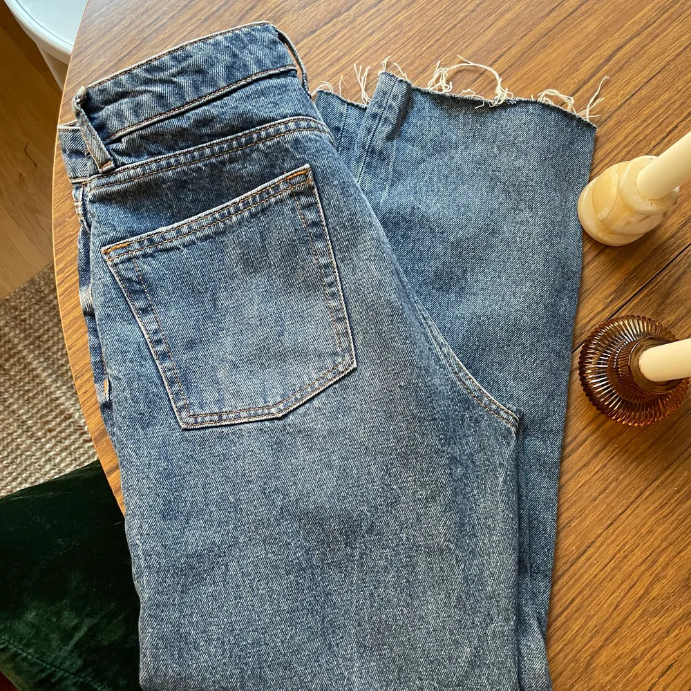 Jeans från Zara, storlek 38 men känns mer som 36. Använda en gång finns ingenting att anmärka på. . Jeans & Byxor.