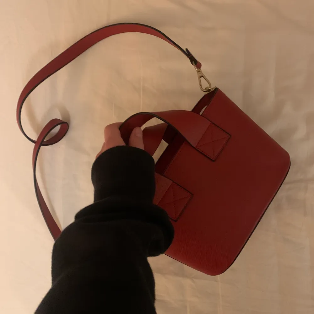 Säljer en fin röd vintage väska, väldigt snygg nu till vintern! Jättebra kvalitet utan några slitningar. Frakt kan tillkomma.💕 Pris kan diskuteras vid snabb affär!. Väskor.