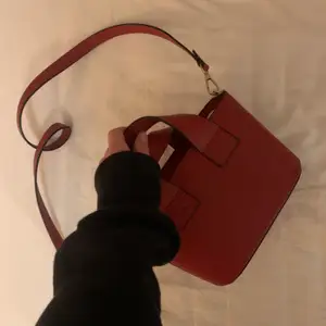 Säljer en fin röd vintage väska, väldigt snygg nu till vintern! Jättebra kvalitet utan några slitningar. Frakt kan tillkomma.💕 Pris kan diskuteras vid snabb affär!