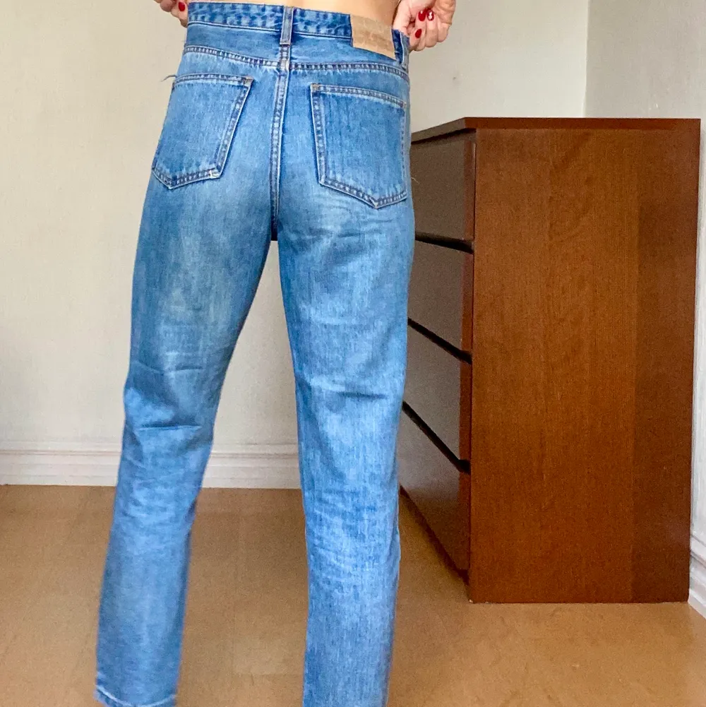 Blå stentvättade mom jeans från monki. Knappar istället för dragkedja. Storlek 36. Lite tunnare jeans, perfekta för vår/sommar. Jag är 170cm. 👗 5 plagg för 200 👗. Jeans & Byxor.
