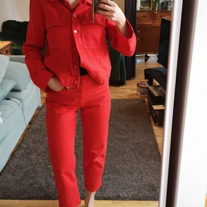 Set jeans - Ett riktigt färgstarkt set i jeans! En lysande röd färg som man verkligen blir glad av och otroligt bekvämt. 