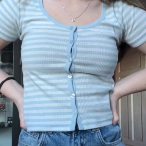 Supersöt ljusblå top från Bik bok💕 - Superfin och skön top/t-shirt köpt på Bik bok. Säljer då den inte kommer till andvändning längre. Den är i storlek XS och sitter bra på. 
