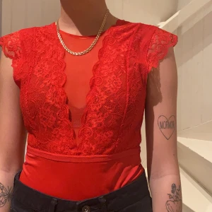 Body från Vero Moda - Snygg, röd spetsbody från Pieces, Vero Moda ❣️ i storlek M, hon på bilden bär vanligtvis S. Köparen står för frakten men jag kan även mötas upp i närheten 😎