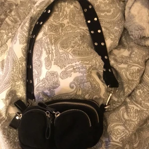 Axelväska mini  - Det är den lilla versionen men den får plats ganska mycket saker i den😛 andvänd 2-4gånger  ordenarie pris 250/300kr