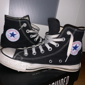 Converse  - Jättefina converse i storlek 38 säljs i befintligt skick, bud från 200✨ BUD JUST NU 410