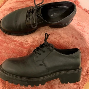 Vagabond kenova matta, storlek 37.  - Sköna skor från vagabond som tyvärr är lite för små för mig. Sparsamt använda och i gott skick. Av skinn. 