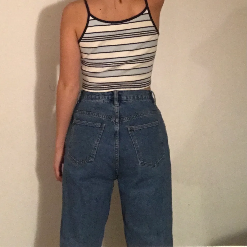 Croptop/ Linne! Hör av er för fler bilder eller frågor! . Toppar.