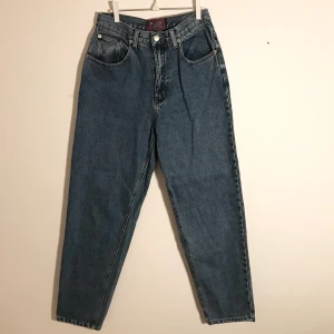 Denim mom jeans - Köpta på en secondhand i USA. Skulle aldrig sälja dem om det inte var att dom tyvärr är för stora för mig. Super fint skick, ser knappt använda ut. Jag är S men eftersom dom är för stora skulle jag säga att dom är i storlek M. Funkar dock bra på S med skärp om man vill att dom ska vara lösa. Det står size 10 i dem. 200 kr eller buda gärna i kommentarerna! 