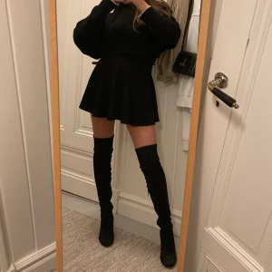 Thigh high klackar från Nelly  - Säljer mina gamla favoriter från Nellys egna märke i tyg av mockaimitation eftersom de är för stora för mig. De är lite slitna längst fram men inget som är särskilt märkbart. Köparen står för frakten (vet ej hur mycket de kommer kosta i frakt)