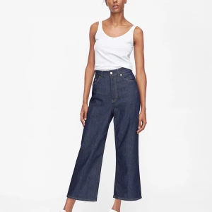 Filippa K, Laurie Raw Jean, 29 - Underbara ”Laurie Raw Jean” från Filippa K! I väldigt fint skick utöver att de släpats litet i marken med benen där bak som det kan bli med en kort person. 🙃 Har en litet annan tvätt än de på produktbilden, mer mörkt jeansblå, se extra bilder.   Storlek: 29 (S? Lite kortare modell på benen) Material: 95% bomull, 4% Polyester, 1% Elastan  Kan mötas i Stockholm eller skickas mot fraktkostnad! ✨🌸✨