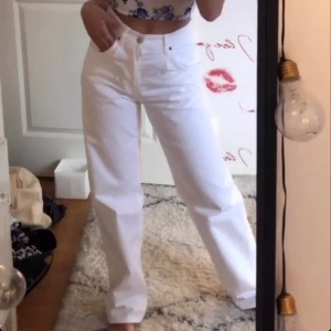 Jeans från Zara - Säljer nu mina älskade zarajeans då de inte kommer till användning längre! De är i storlek 34 men lite långa på mig som är 164