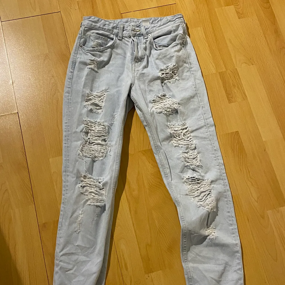 Ett par boyfrend jeans med hål. Använd någon gång med inte mer, så bra skick!😊✨  köparen står för frakt 🚚 . Jeans & Byxor.