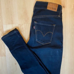 Levis slimjeans w24 L32 - Dessa jeansen köpte jag 5 år sedan. Använde ett fåtal gånger i början men sedan 4 1/5 år sedan tillbaka har de bara legat i botten av min låda pga att de inte passade längre, och fortfarabde inte gör. Så skicket är så gott som nya i en väldigt fin marinblå färg och beige/bruna sömmar