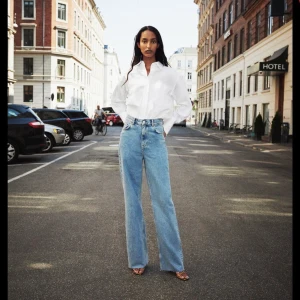 Zara Jeans 90s full length - Långa jeans från Zara, köpta på Tise. Slutsålda på Zara. Oanvända, prislapp kvar. Storlek 36, 200 kr + frakt 66 kr. De första bilderna är från Zara