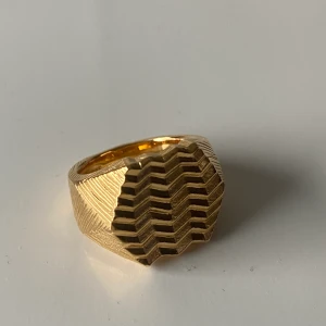 Ring  - Säljer nu min ring från safira med 24 karat guld. Vilket innebär att den inte rostar eller blir grön på fingrarna.:)