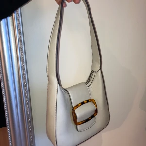 Axelväska  - Perfekt storlek, har både dragskedj och knäppe