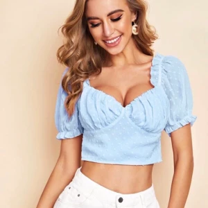 Supersöt ljusblå topp - Säljer denna supersöta topp som jag köpte i somras men aldrig använt då det är allderles för stor för mig som är en XS-S så skulle säga att det passar mer än M-L Möjligtvis❤️ säljarens står för frakt!Pris kan diskuteras vid snabb affär:))